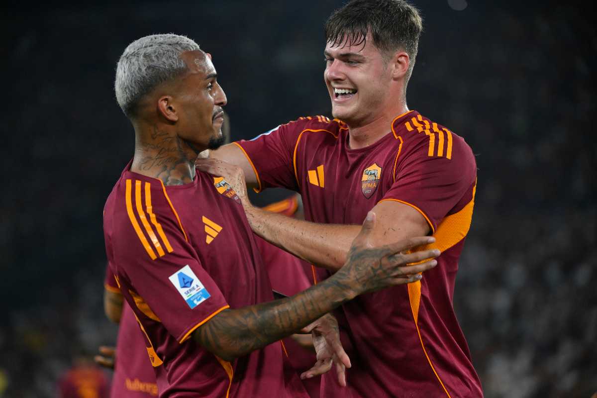 Wesley e Ferguson esultano dopo il gol della Roma