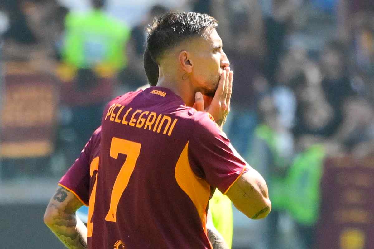 Pellegrini esulta dopo il gol nel derby mandando un bacio