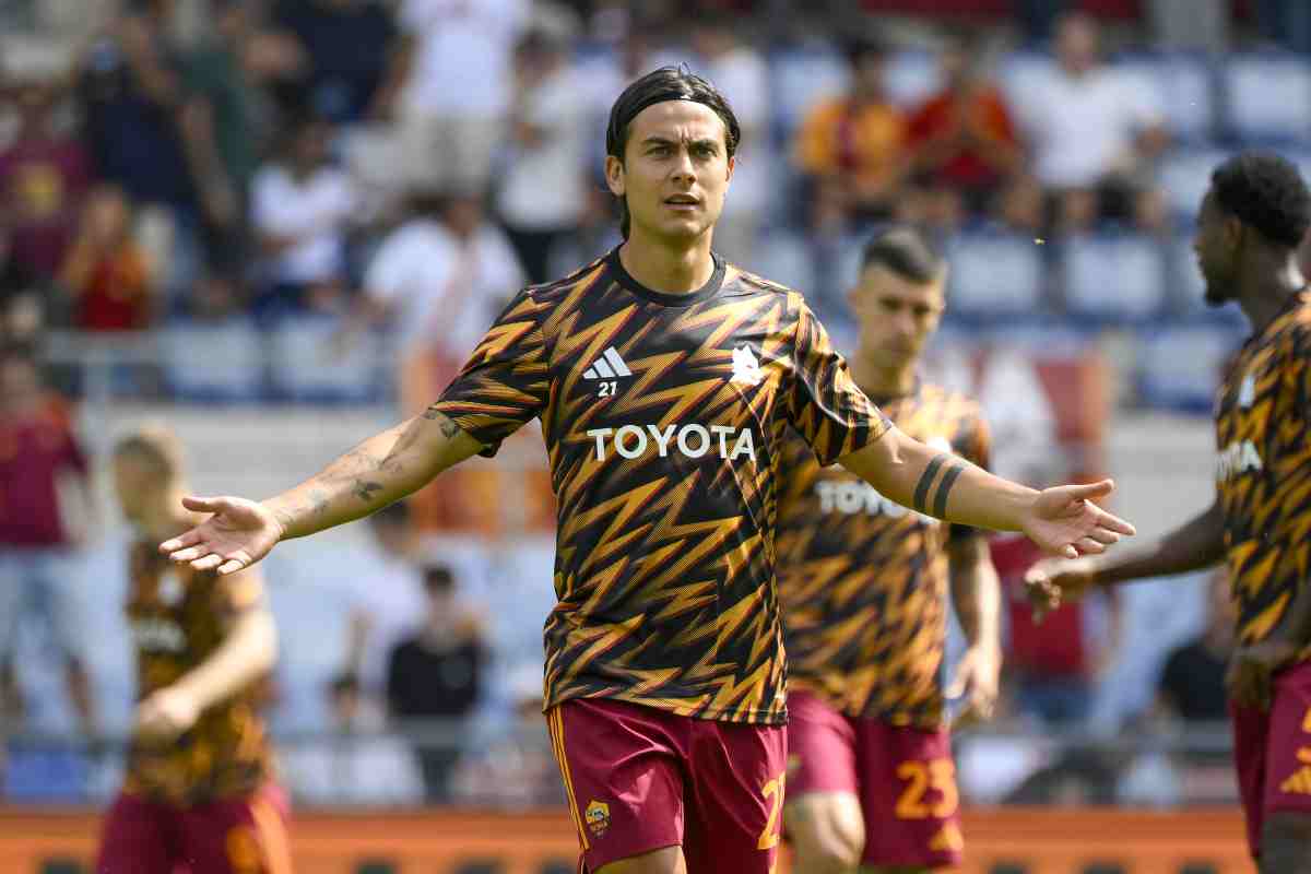 Dybala con le braccia aperte