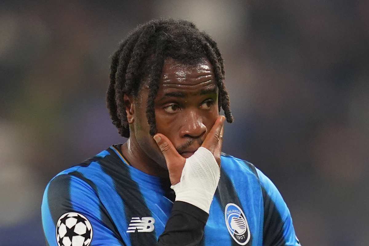 Ademola Lookman durante il riscaldamento