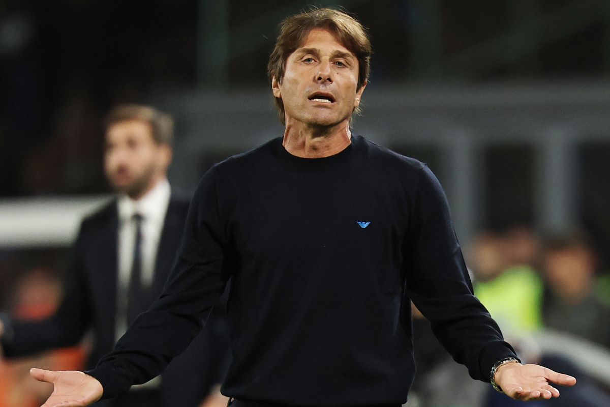 L'allenatore del Napoli, Antonio Conte, si lamenta in panchina