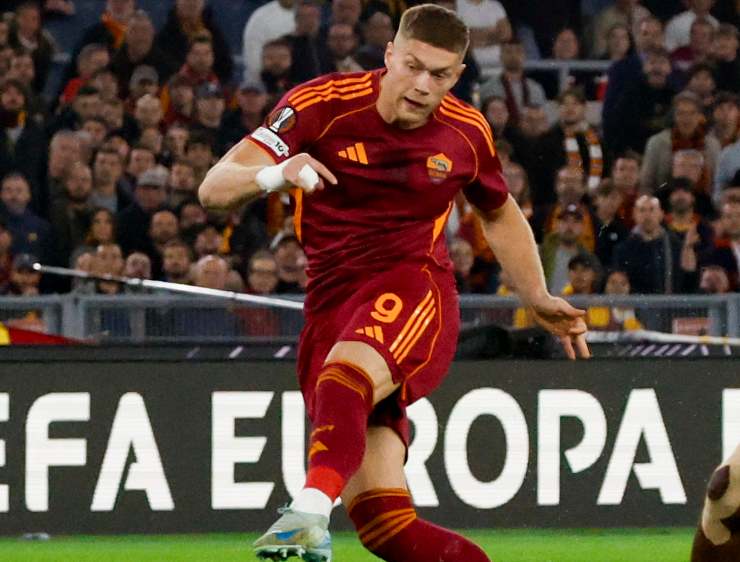 Artem Dovbyk calcia verso la porta