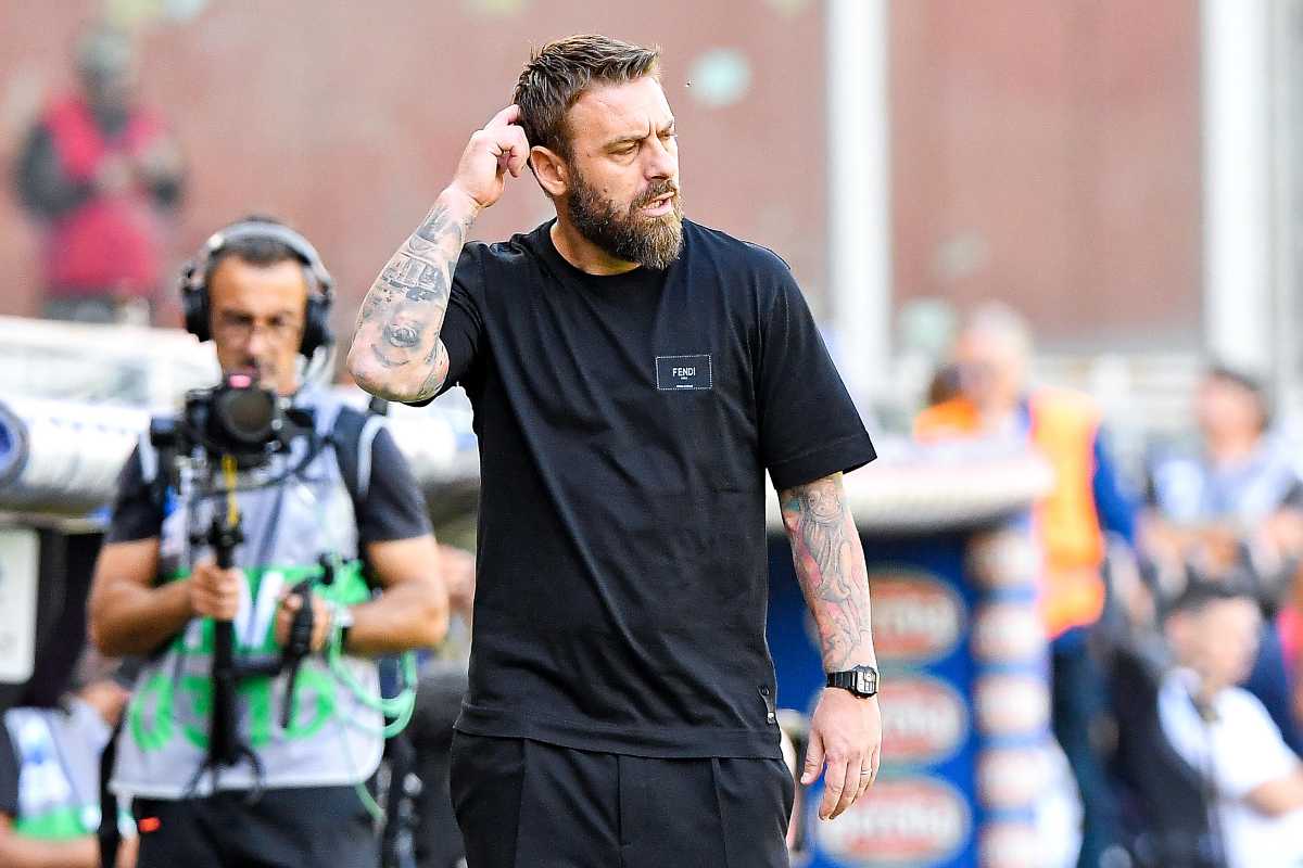 Daniele De Rossi osserva perplesso la partita