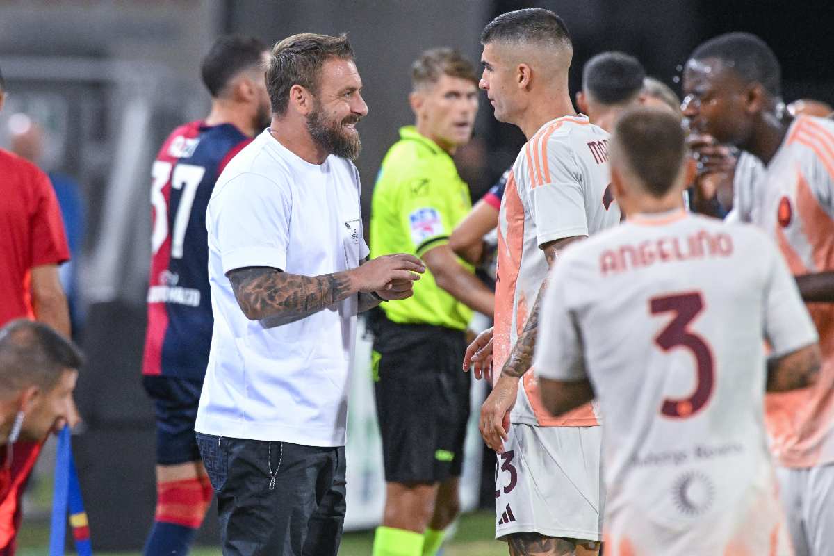 Daniele De Rossi con i giocatori della Roma