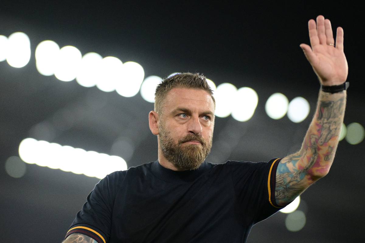 Daniele De Rossi saluta i tifosi della Roma