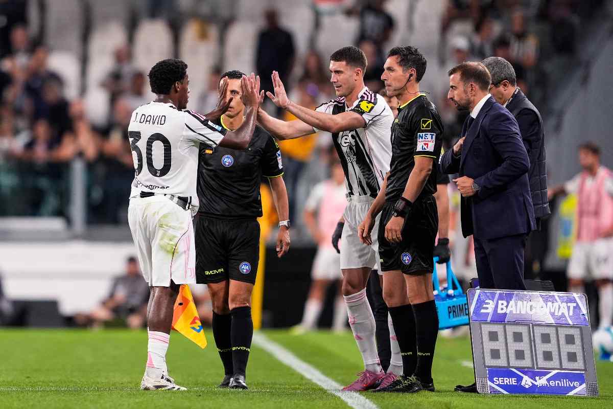 David e Vlahovic si salutano al cambio