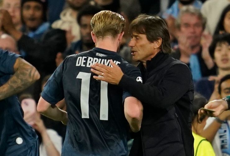 Conte abbraccia De Bruyne