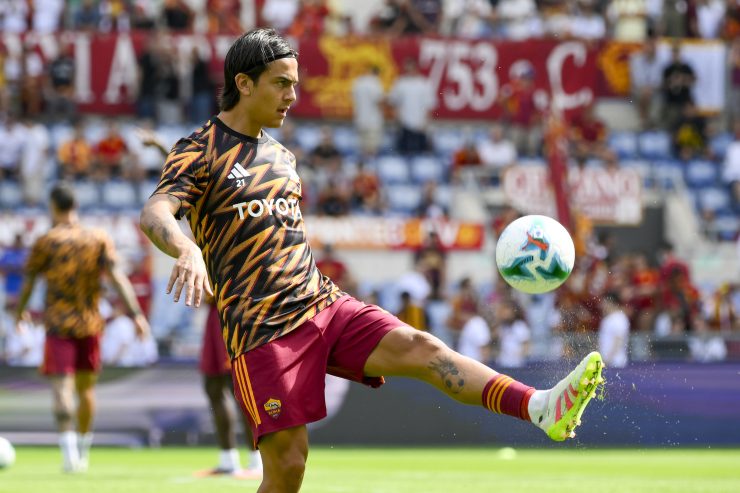 Dybala in fase di riscaldamento