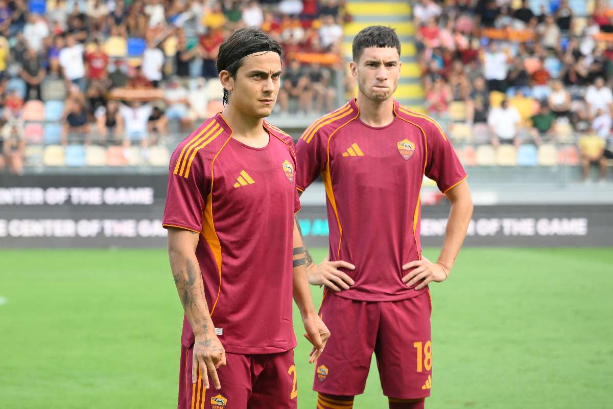 Dybala e Soulé posano in maglia Roma