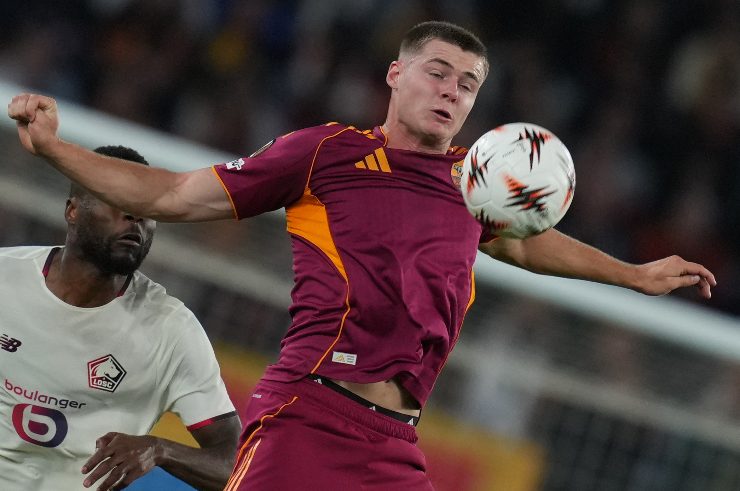 Evan Ferguson in azione contro il Lille