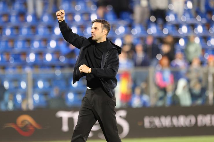 Fabregas esulta con i tifosi 