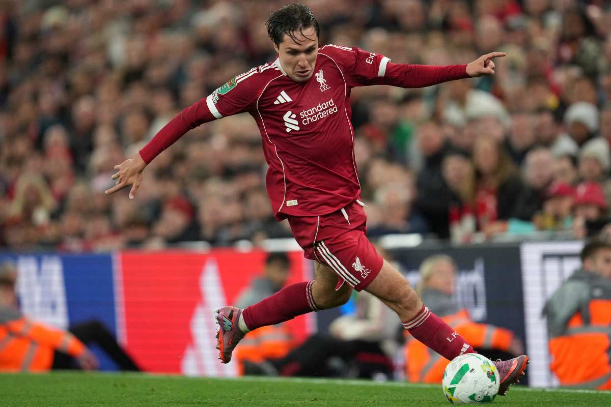 Federico Chiesa controlla palla