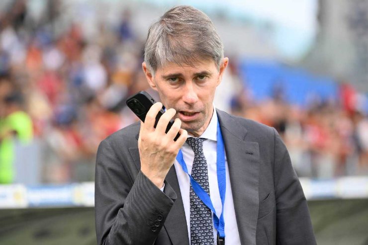 Il ds della Roma, Frederic Massara, al telefono