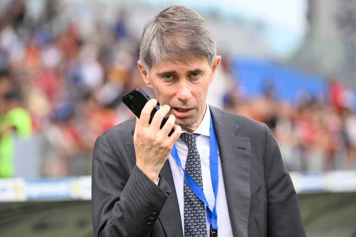 Il ds della Roma, Frederic Massara, parla al telefono