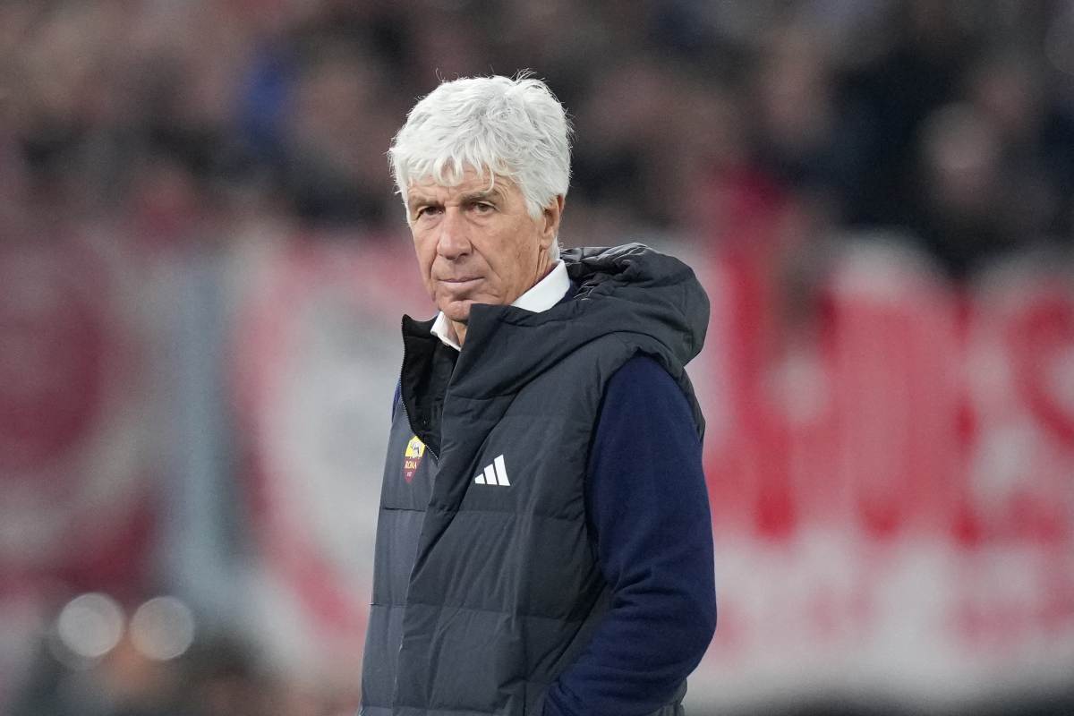 Gasperini osserva il riscaldamento della sua squadra