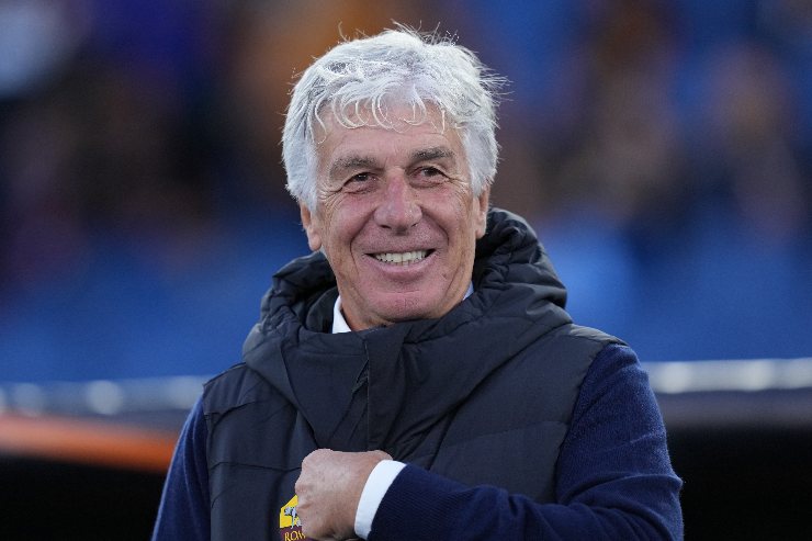L'allenatore della Roma, Gian Piero Gasperini, sorride in panchina