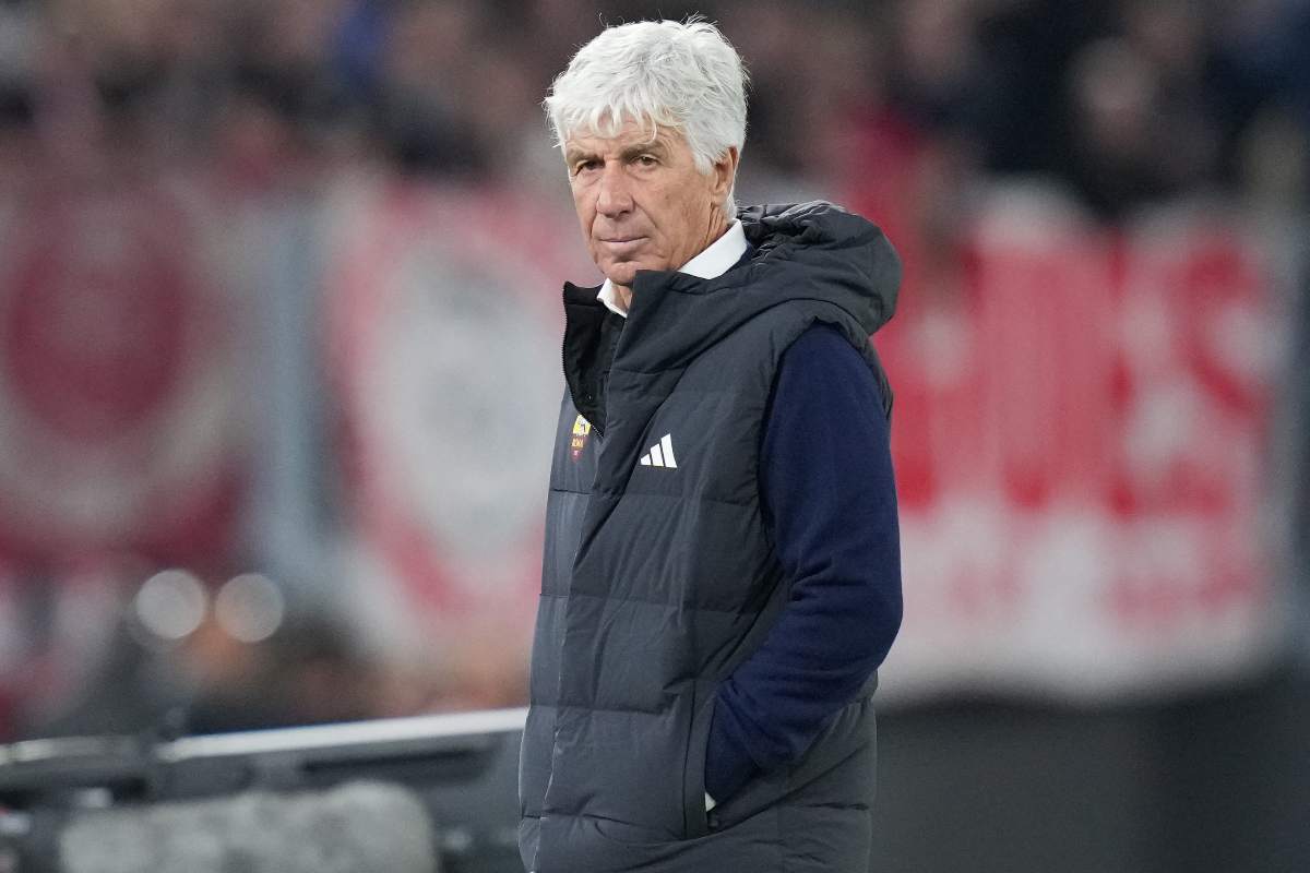 Gian Piero Gasperini osserva la partita della Roma