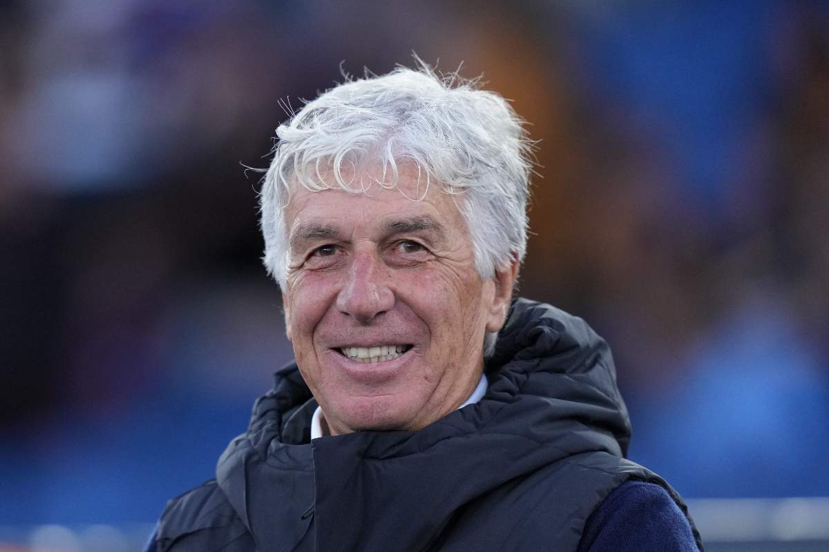 Gian Piero Gasperini sorride sulla panchina della Roma