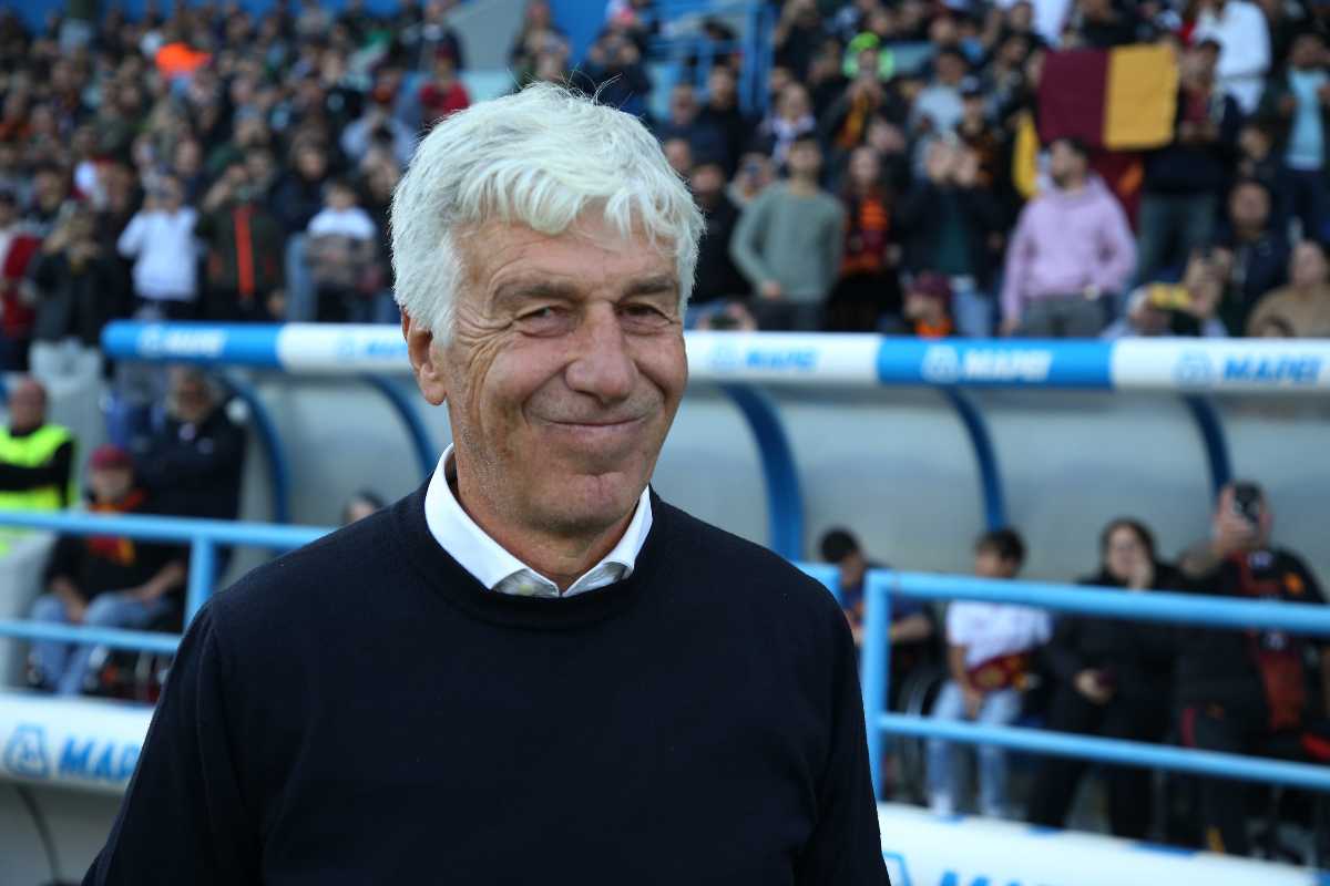 Gian Piero Gasperini sorride sulla panchina della Roma