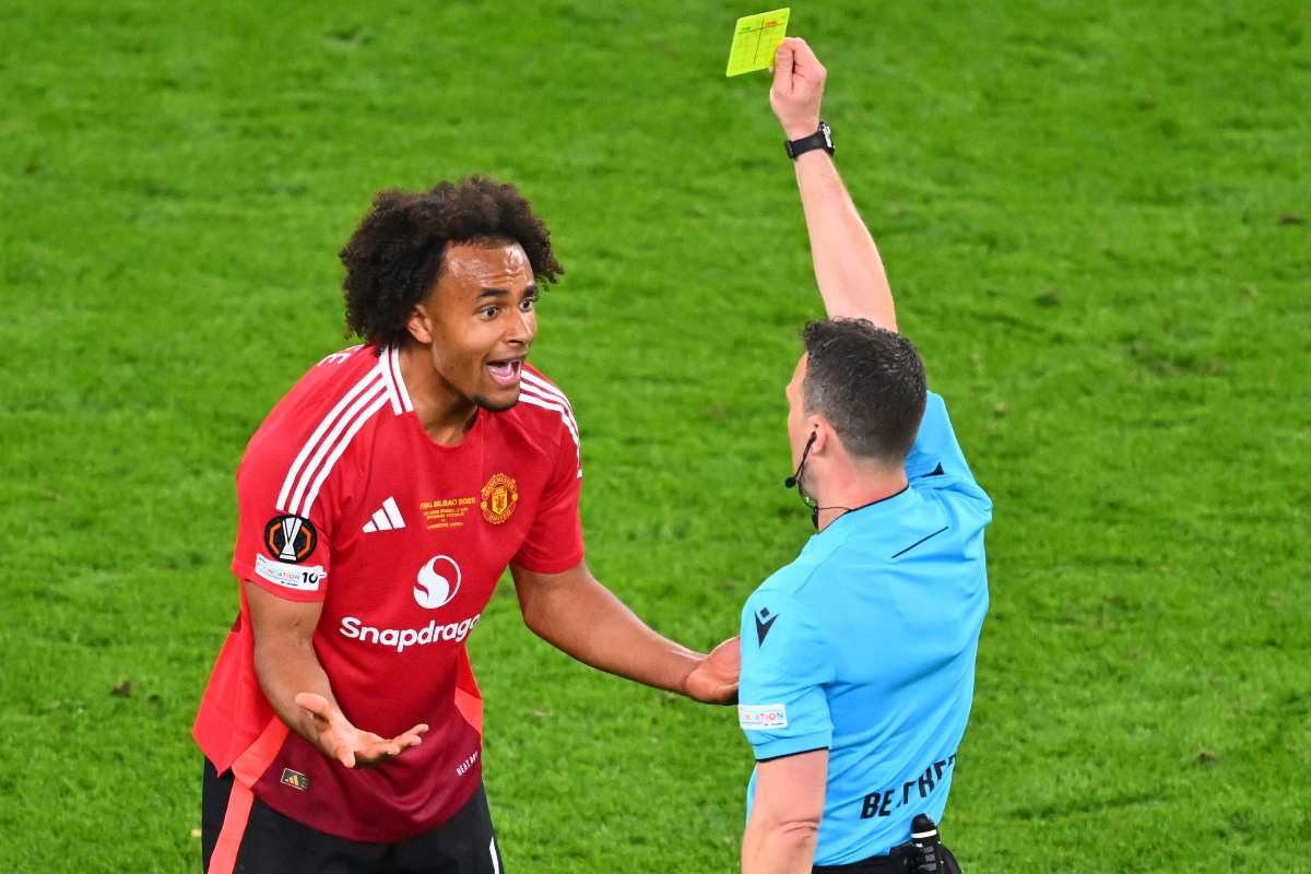 Zirkzee protesta dopo un'ammonizione