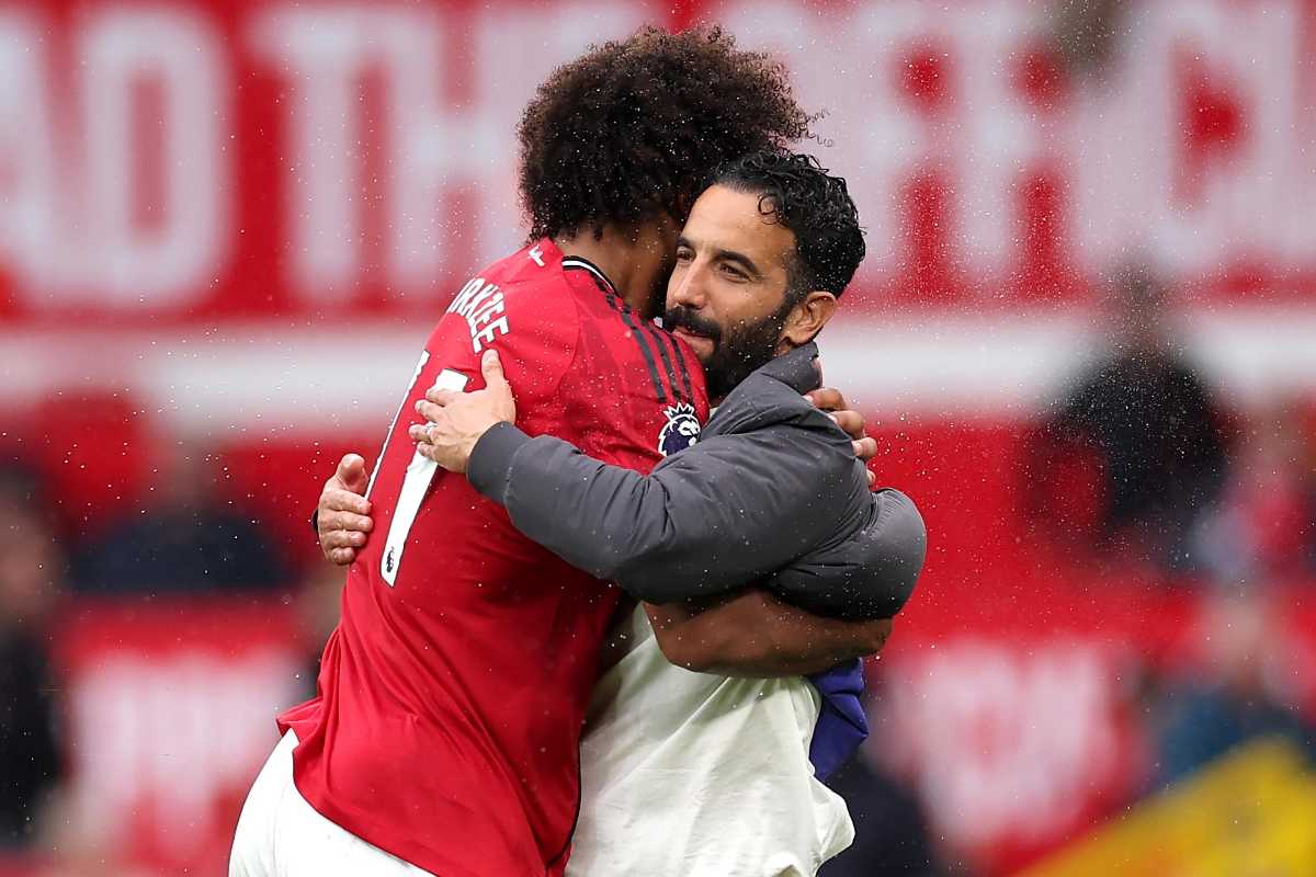 Joshua Zirkzee abbraccia Ruben Amorim