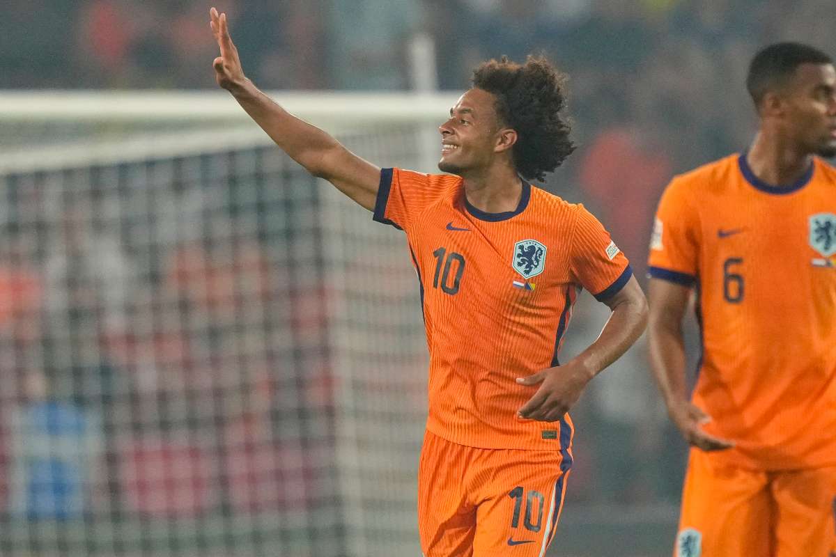 Joshua Zirkzee esulta con la maglia dell'Olanda