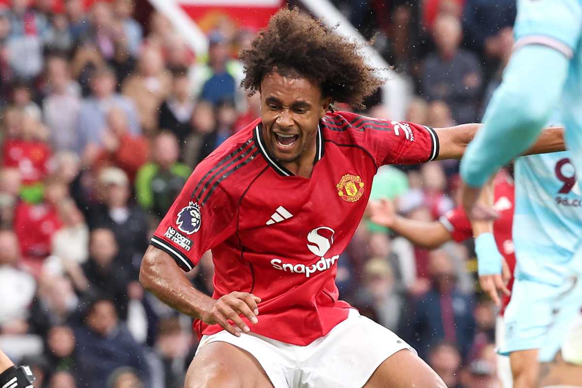 Joshua Zirkzee sofferente dopo un colpo subito