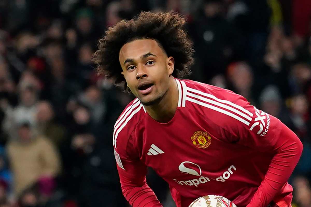Joshua Zirkzee con la maglia del Manchester United