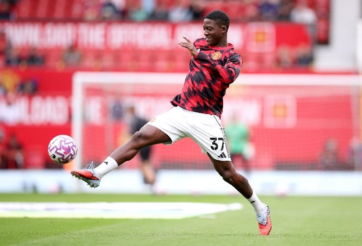 Kobbie Mainoo durante il riscaldamento con lo United