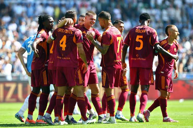 La Roma festeggia dopo il gol al derby