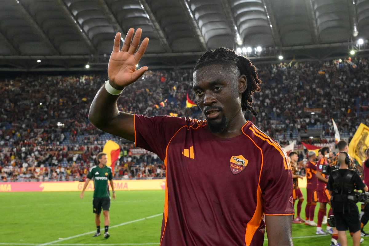 Manu Koné della Roma saluta i tifosi