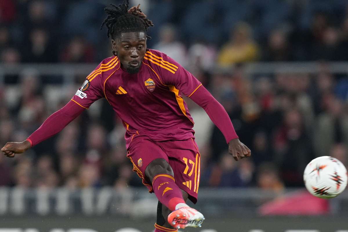 Manu Koné della Roma. tira in porta