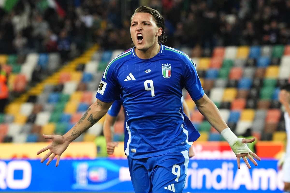 Mateo Retegui esulta con la maglia della nazionale italiana