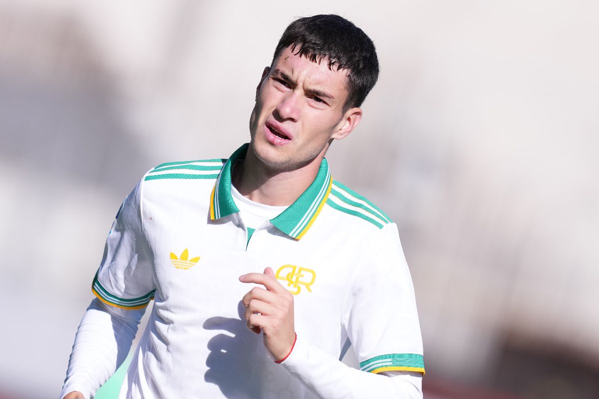 Matias Soulé con la maglia bianca della Roma