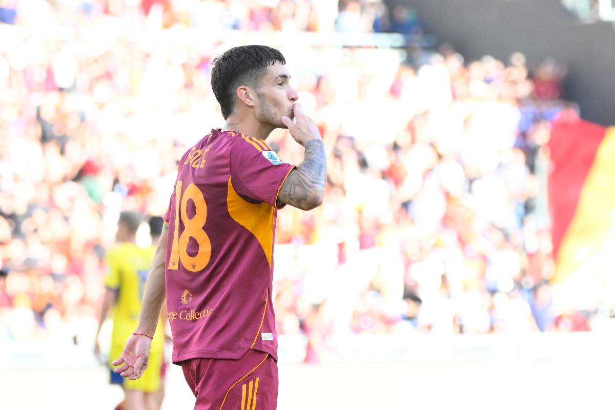 Matias Soulé manda baci dopo il gol