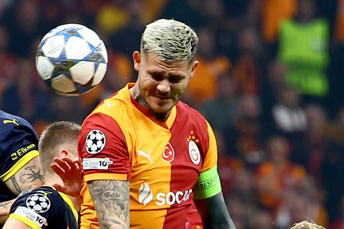 Mauro Icardi colpisce la palla di testa