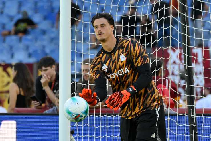 Mile Svilar durante la fase di riscaldamento