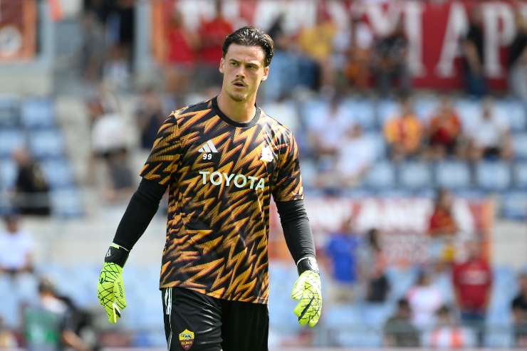 Mile Svilar durante la fase di riscaldamento