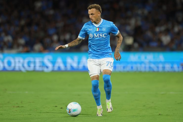 Noa Lang conduce il pallone in campo aperto