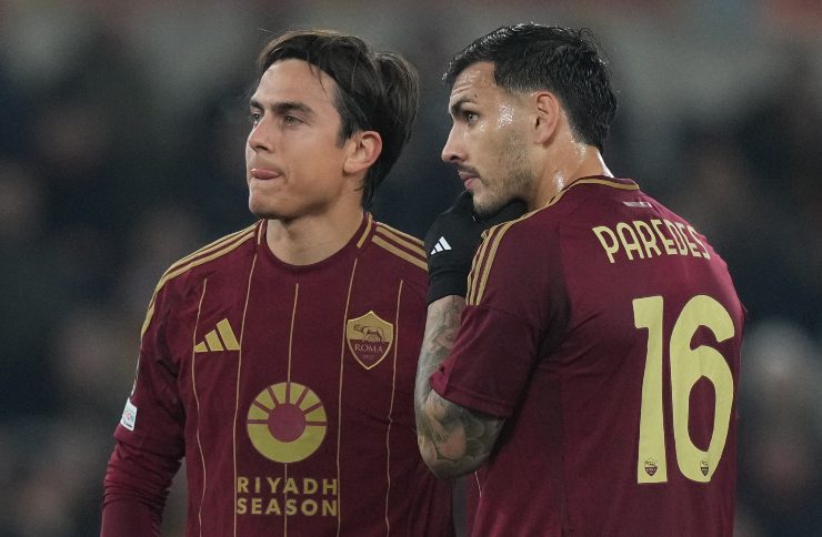 Paredes e Dybala con la maglia della Roma