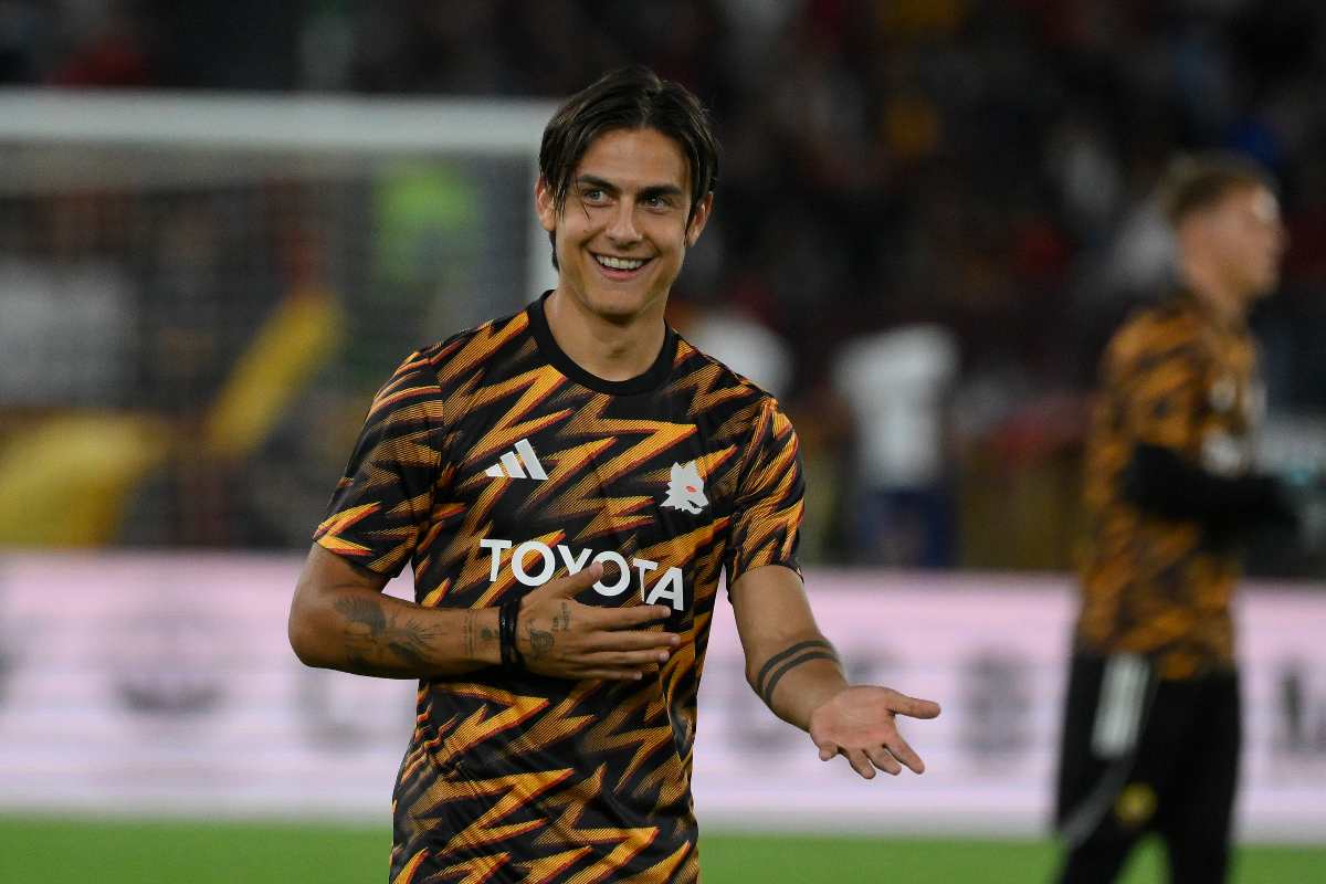 Paulo Dybala sorride durante il riscaldamento