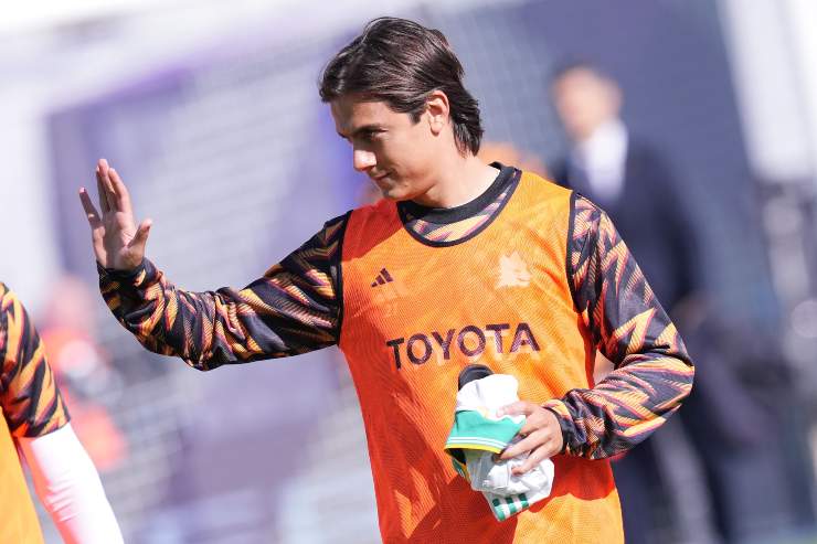 Dybala durante la fase di riscaldamento