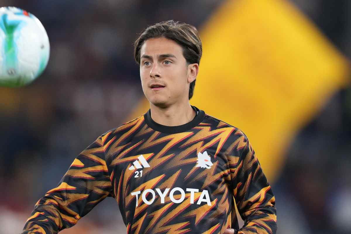 Dybala durante la fase di riscaldamento