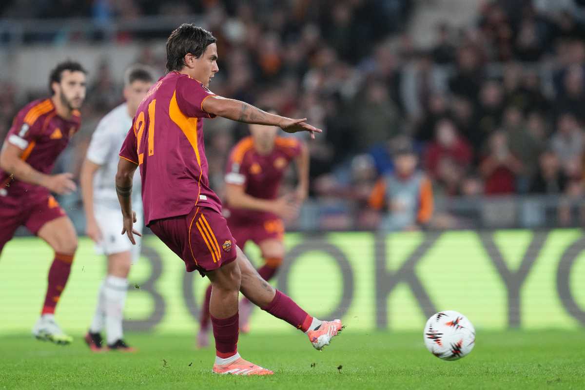 Paulo Dybala segna su rigore in Roma-Viktoria Plzen