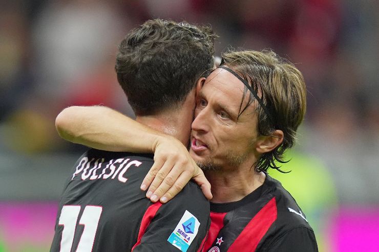 Pulisic e Modric si abbracciano