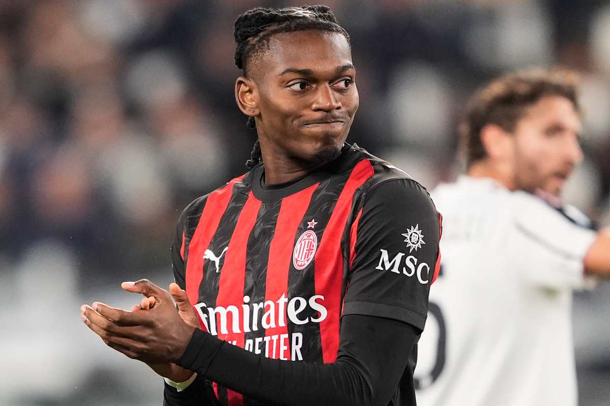 Rafael Leao del Milan apllaude