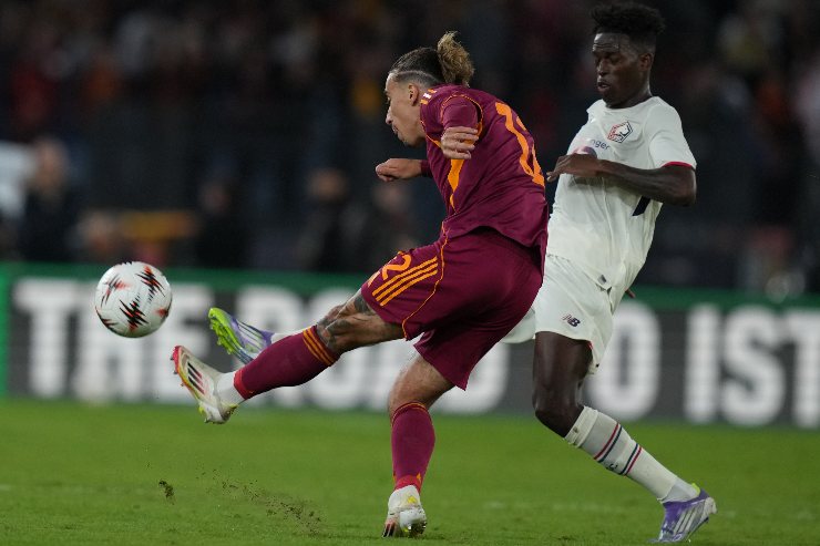 Tsimikas in azione durante Roma-Lille