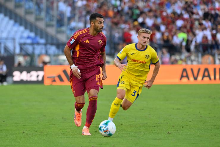 Zeki Celik in azione durante Roma-Verona