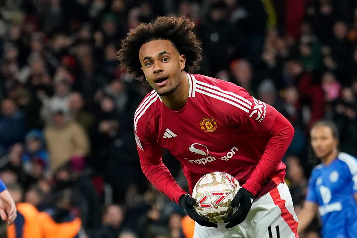 Zirkzee raccoglie il pallone con le mani