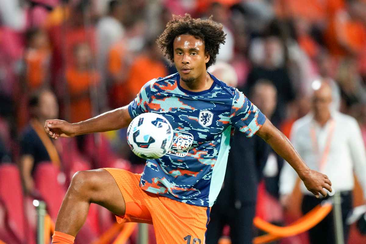 Joshua Zirkzee aggancia un pallone